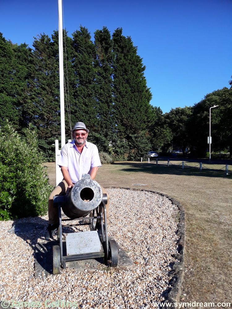 My best mate at school, Andrew T McKay (now a top composer in movies and other neat stuff) took a photo of me sitting on this cannon in a cloak and fedora. Another old bestie, Sally Taylor (mayoress of Hammersmith & Fulham now and I must stop name dropping) took the reverse angle but on the same cannon.