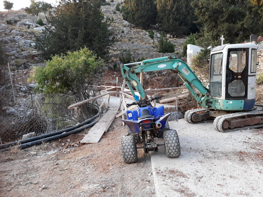 The bridge to To Vrisi is currently rather closed - for bridge and water channel repairs
