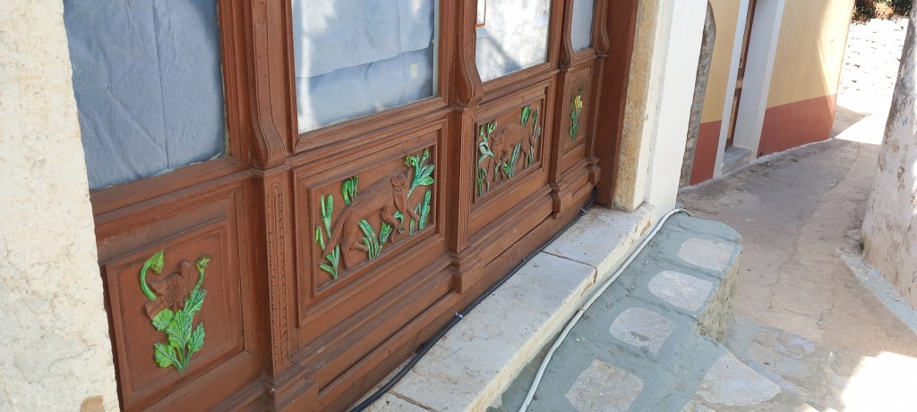 And tghis, I've been told, has had mnay incarnations. I wonder if the carvings of fgiox anbd dove are to do with Aesop's fables?